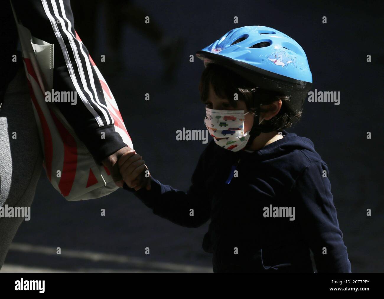 New York, États-Unis. 21 septembre 2020. Un garçon marche en portant un masque à New York le lundi 21 septembre 2020. Les enfants de New York qui étaient inscrits dans les écoles 3K, Pre-K et District 75 ont commencé aujourd'hui leurs programmes d'apprentissage mixte. Photo de John Angelillo/UPI crédit: UPI/Alay Live News Banque D'Images