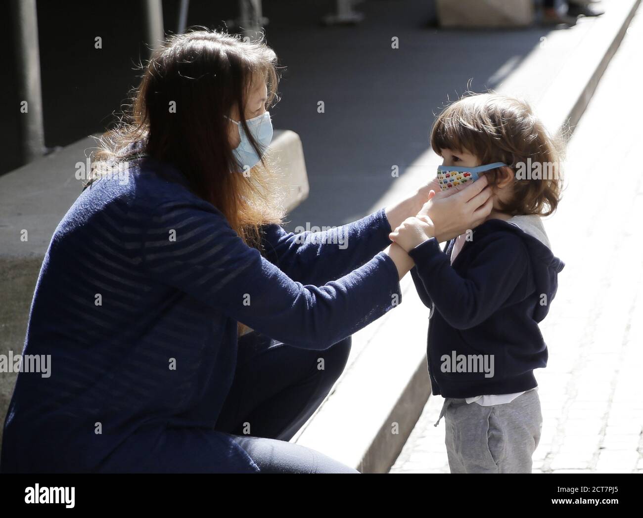 New York, États-Unis. 21 septembre 2020. Le lundi 21 septembre 2020, une femme aide un enfant à ajuster un masque facial à New York. Les enfants de New York qui étaient inscrits dans les écoles 3K, Pre-K et District 75 ont commencé aujourd'hui leurs programmes d'apprentissage mixte. Photo de John Angelillo/UPI crédit: UPI/Alay Live News Banque D'Images