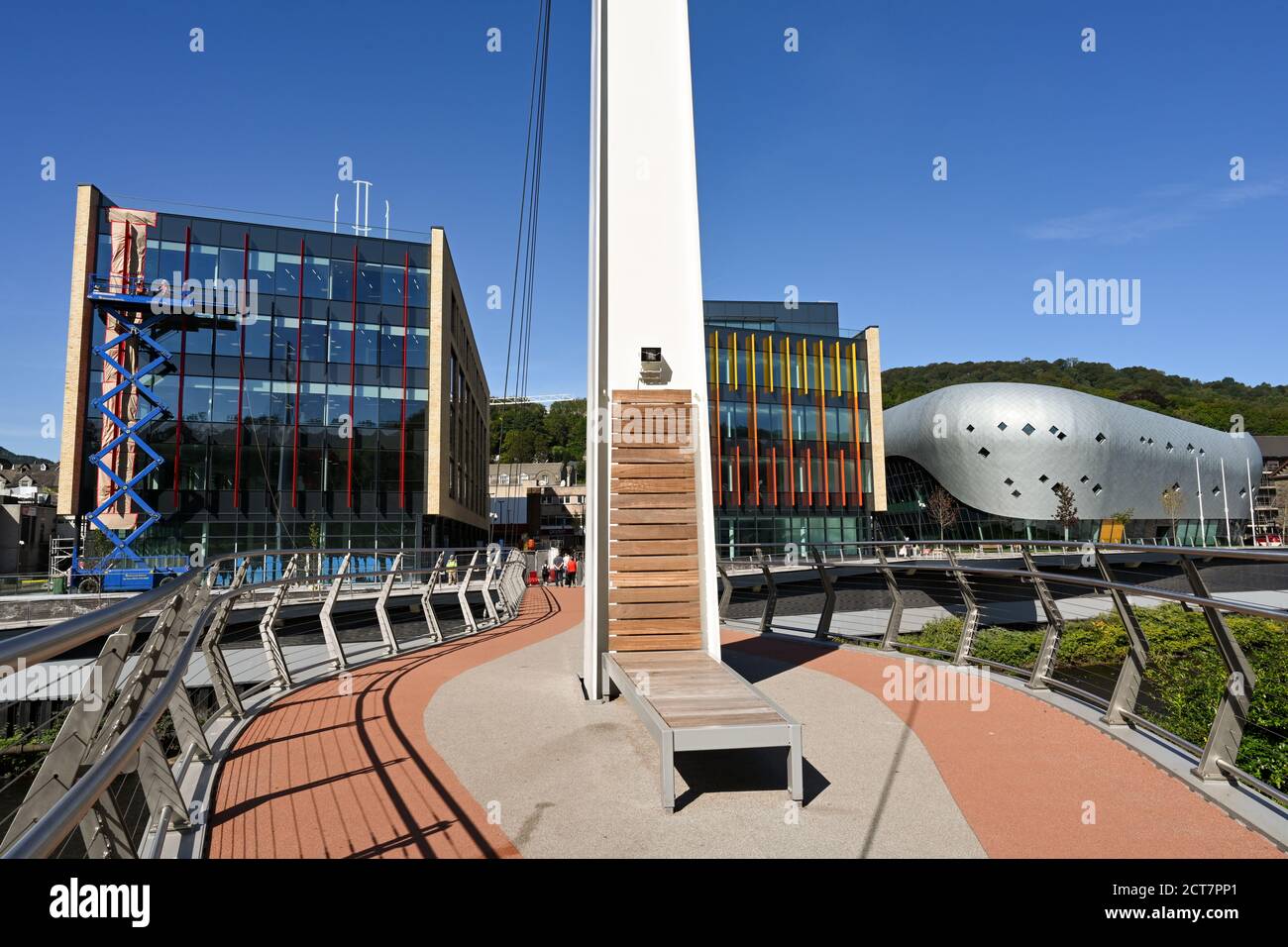 Pontypridd, pays de Galles - septembre 2020 : passerelle au-dessus de la rivière Taff vers les bureaux du nouveau développement de Taff Vale dans le centre-ville de Pontypridd. Banque D'Images