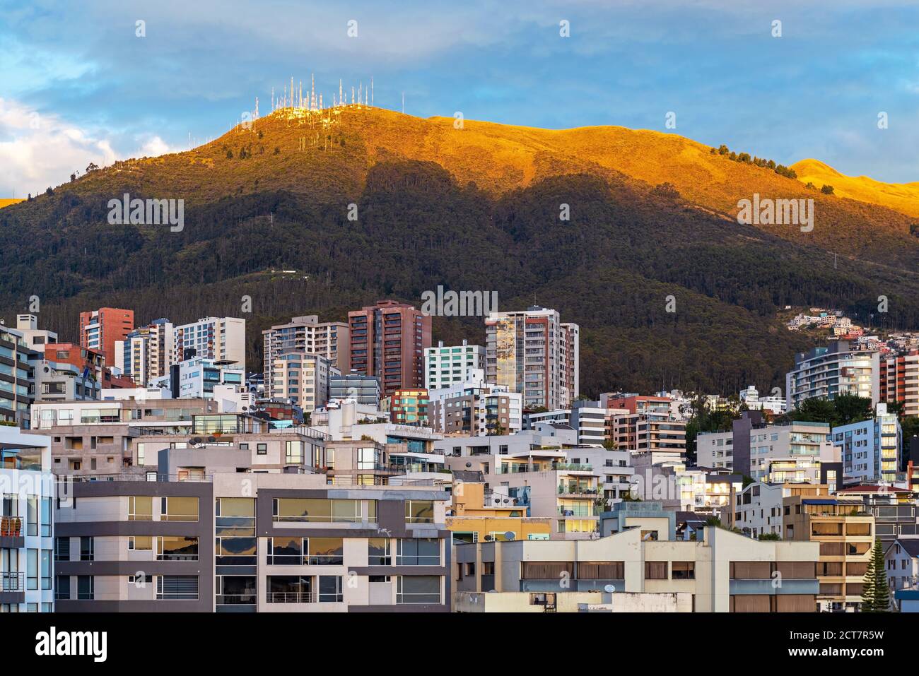 Appartements modernes avec le volcan Pichincha au lever du soleil, Quito, Equateur. Banque D'Images
