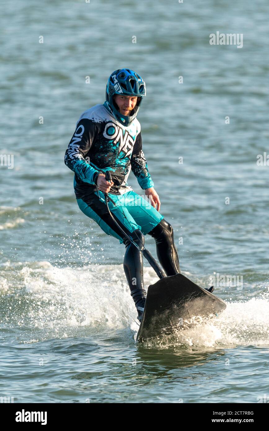 Blanc caucasien à bord d'un jetboard à essence à Southend on Sea, Essex, Royaume-Uni. Pilote sur une planche de surf motorisée dans l'estuaire de la Tamise. Sports nautiques Banque D'Images