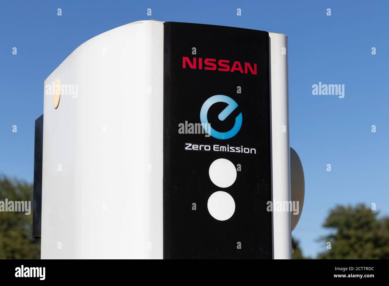 Avon - Circa septembre 2020 : chargeur rapide de véhicule électrique chez un concessionnaire Nissan local. La Nissan LEAF EV est entièrement électrique. Banque D'Images