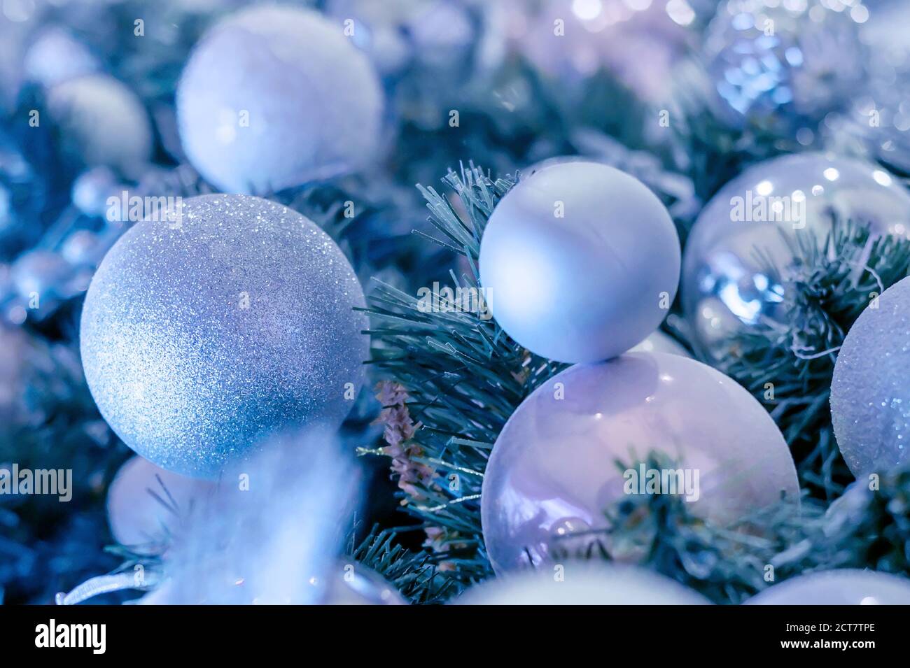 Boules de Noël sur un arbre. Magnifique arbre de Noël décoré avec des boules bleues, fond de Noël. Image en tons Banque D'Images