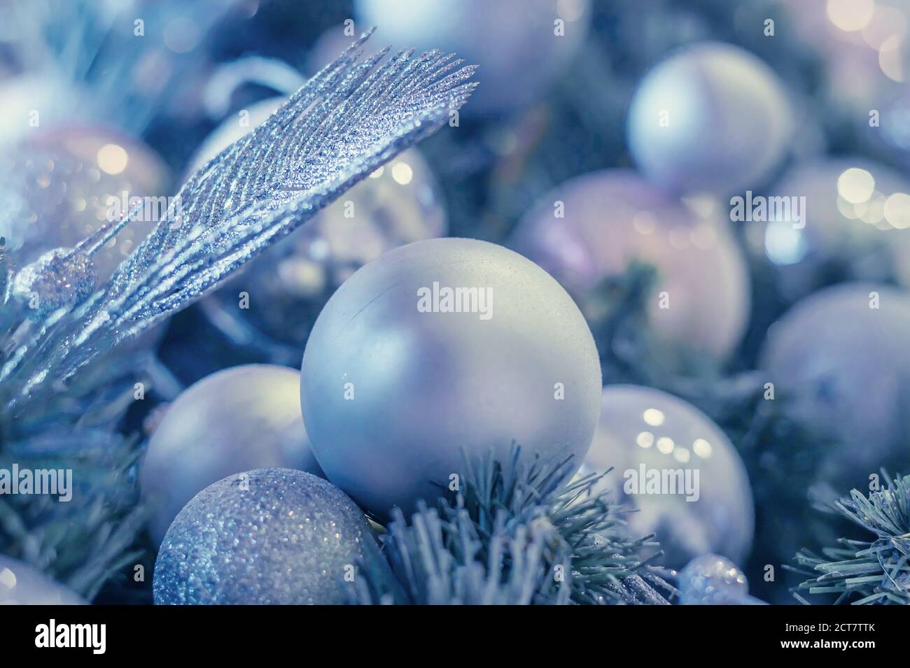 Boules de Noël sur un arbre. Magnifique arbre de Noël décoré avec des boules bleues, fond de Noël. Image en tons Banque D'Images