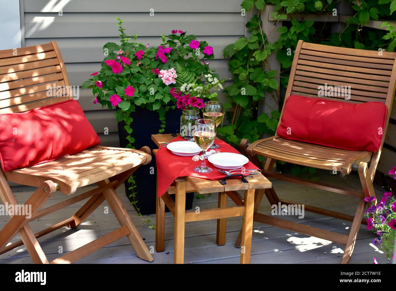 Table de jardin élégante dans un jardin paysagé de luxe pour plus de confort dîner en plein air en été Banque D'Images