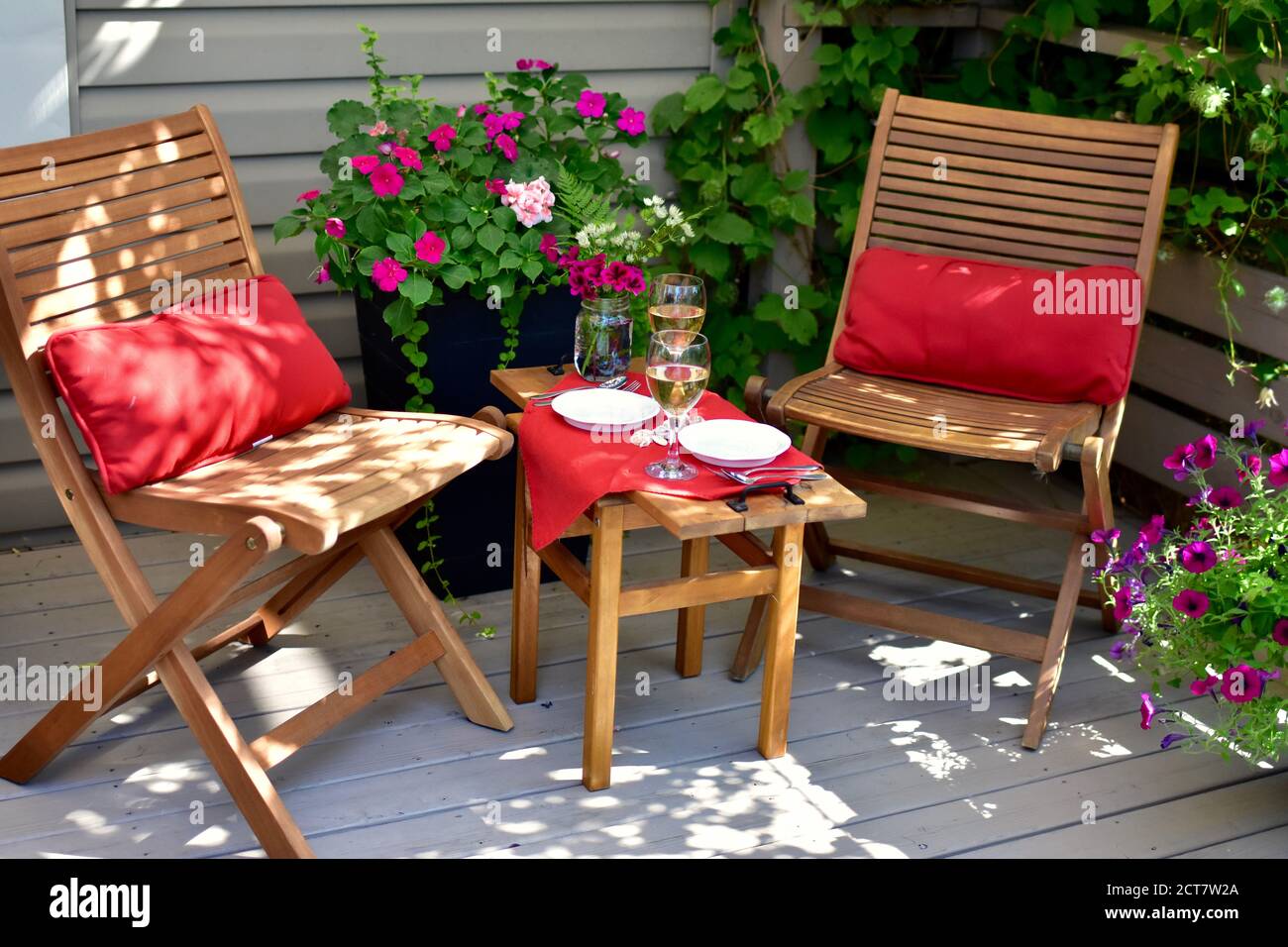 Table de jardin élégante dans un jardin paysagé de luxe pour plus de confort dîner en plein air en été Banque D'Images