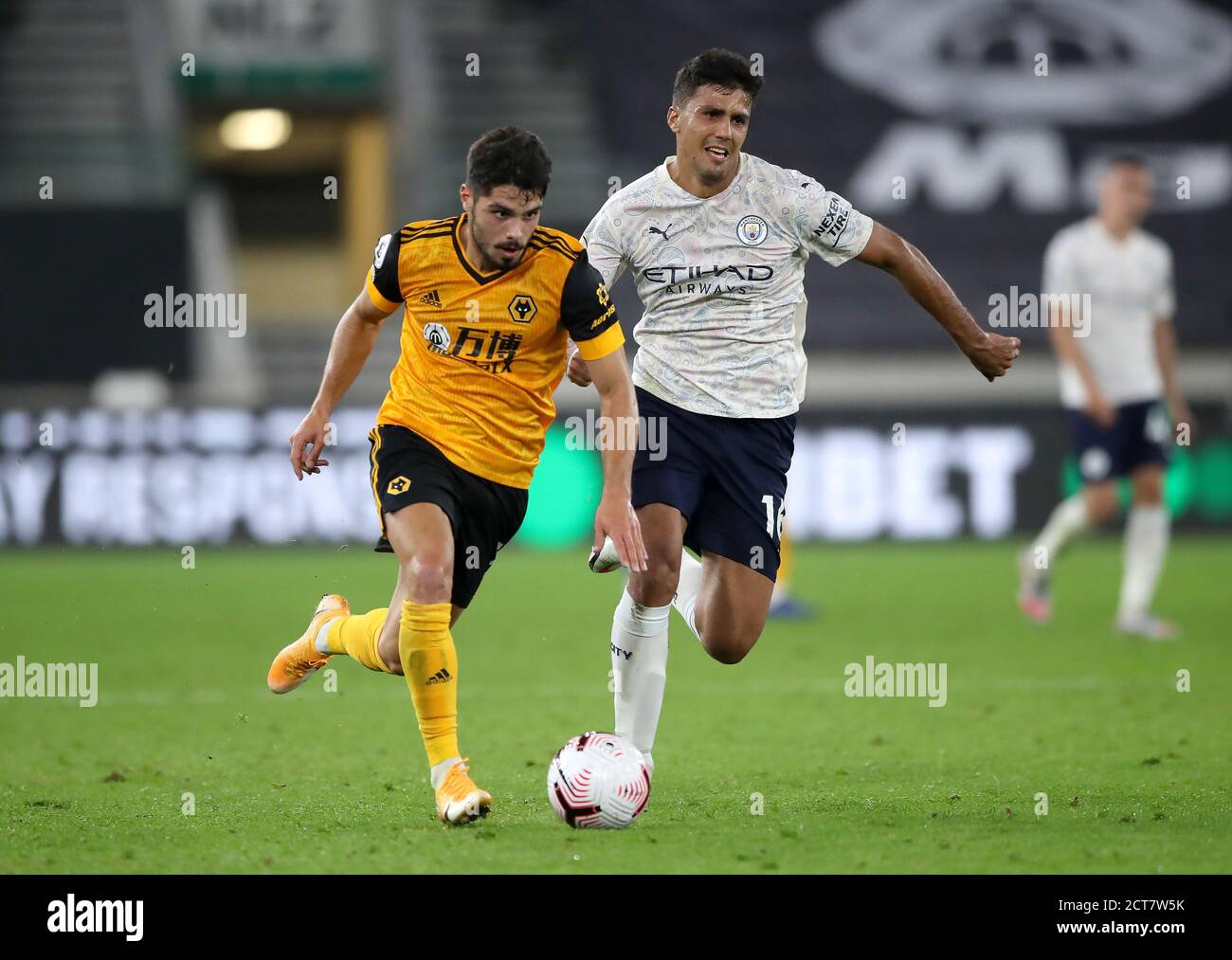 Pedro Neto (à gauche) de Wolverhampton Wanderers et RodBattle de Manchester City pour le ballon lors du match de la Premier League à Molineux, Wolverhampton. Banque D'Images