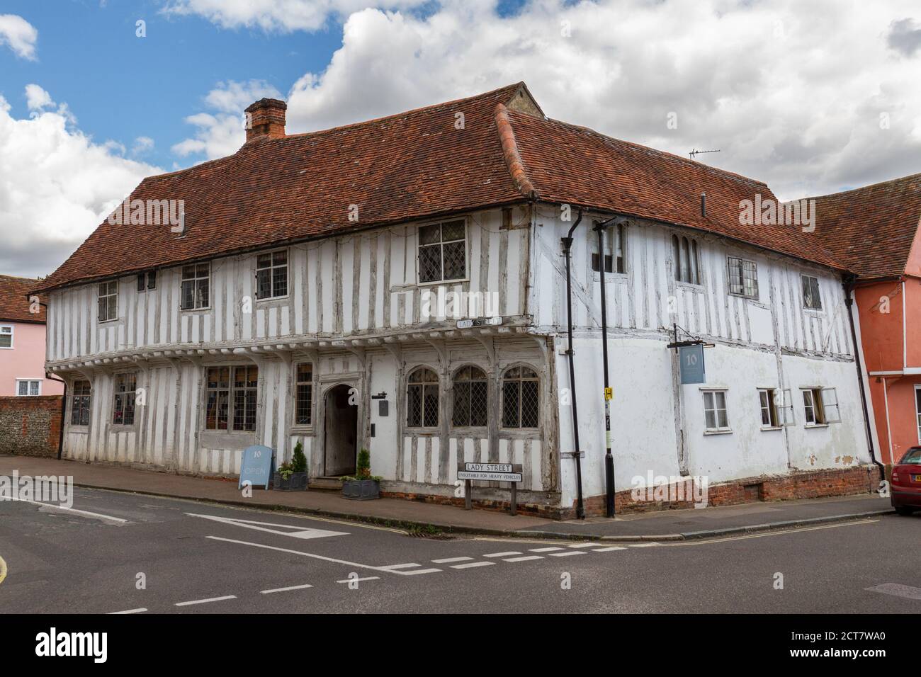 Maison à colombages, aujourd'hui le Number Ten Wine Bar and Kitchen, Lady Street, Lavenham, Suffolk, Royaume-Uni. Banque D'Images