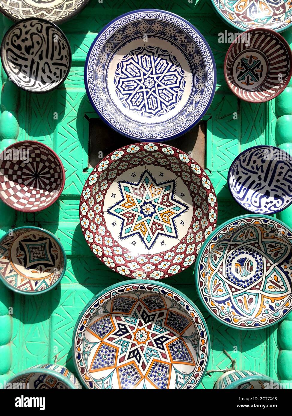 Poterie marocaine à la Médina d'Essaouira. Céramique colorée et poterie Banque D'Images