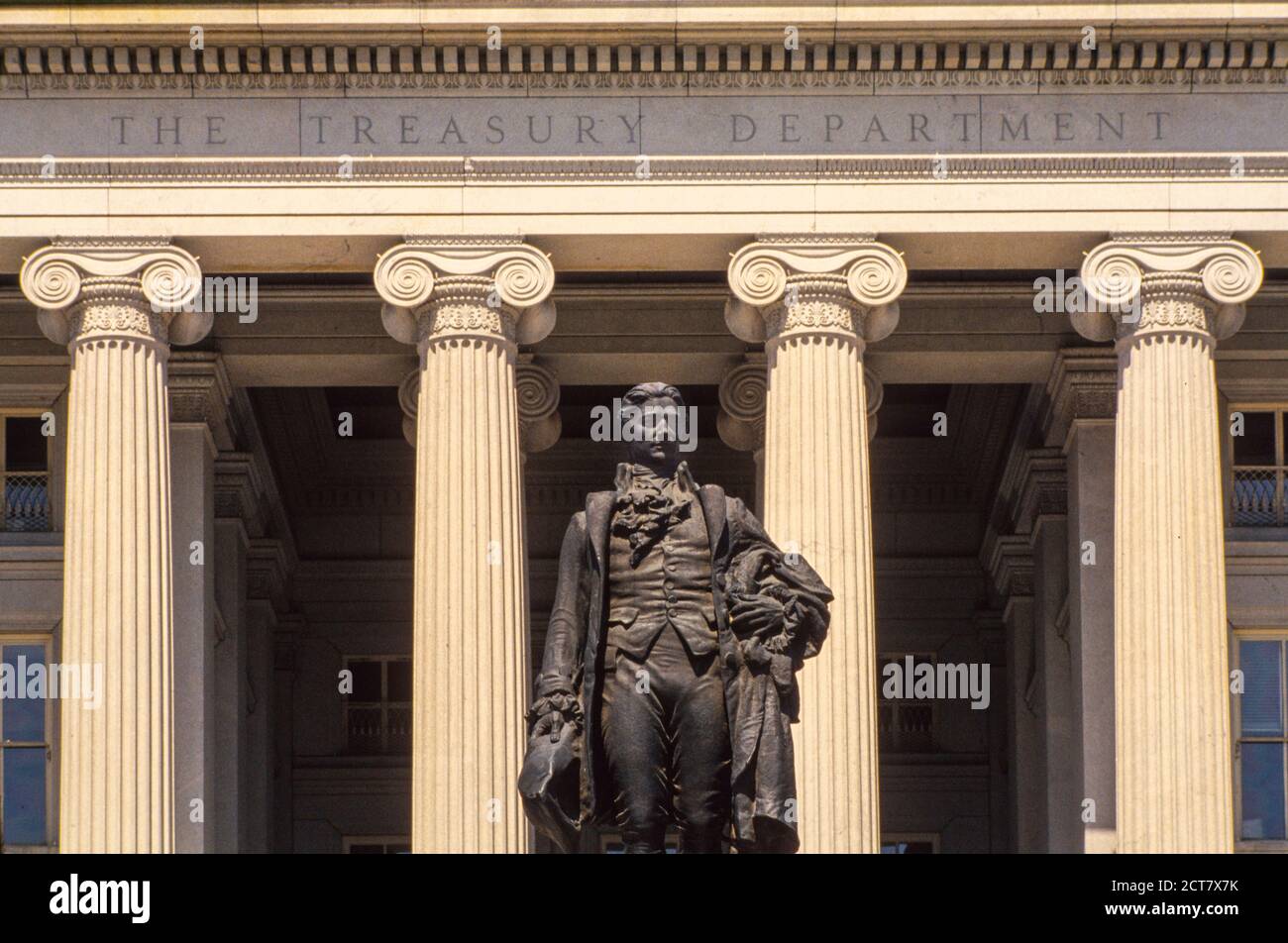 Statue d'Alexander Hamilton devant le bâtiment du département du Trésor de Washington CC Banque D'Images