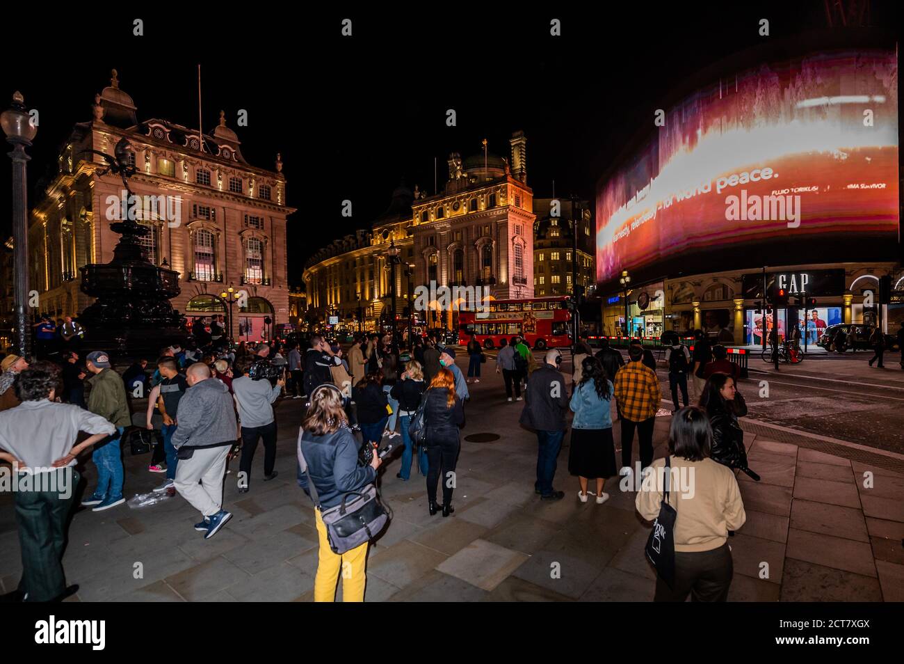 Londres, Royaume-Uni. 21 septembre 2020. J'ai vu la fin du monde, une "lecture collective" illuminée de texte explorant les deux perspectives sur l'abandon des bombes atomiques sur Hiroshima et Nagasaki. Il a été assemblé par es Devlin et Machiko Weston et est projeté sur les lumières de Piccadilly à Londres pour marquer la Journée internationale de la paix des Nations Unies. Crédit : Guy Bell/Alay Live News Banque D'Images