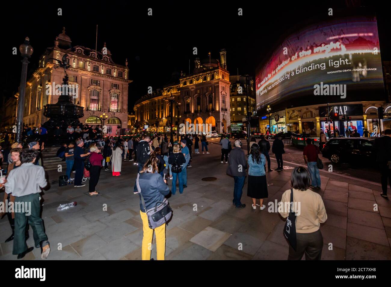 Londres, Royaume-Uni. 21 septembre 2020. J'ai vu la fin du monde, une "lecture collective" illuminée de texte explorant les deux perspectives sur l'abandon des bombes atomiques sur Hiroshima et Nagasaki. Il a été assemblé par es Devlin et Machiko Weston et est projeté sur les lumières de Piccadilly à Londres pour marquer la Journée internationale de la paix des Nations Unies. Crédit : Guy Bell/Alay Live News Banque D'Images