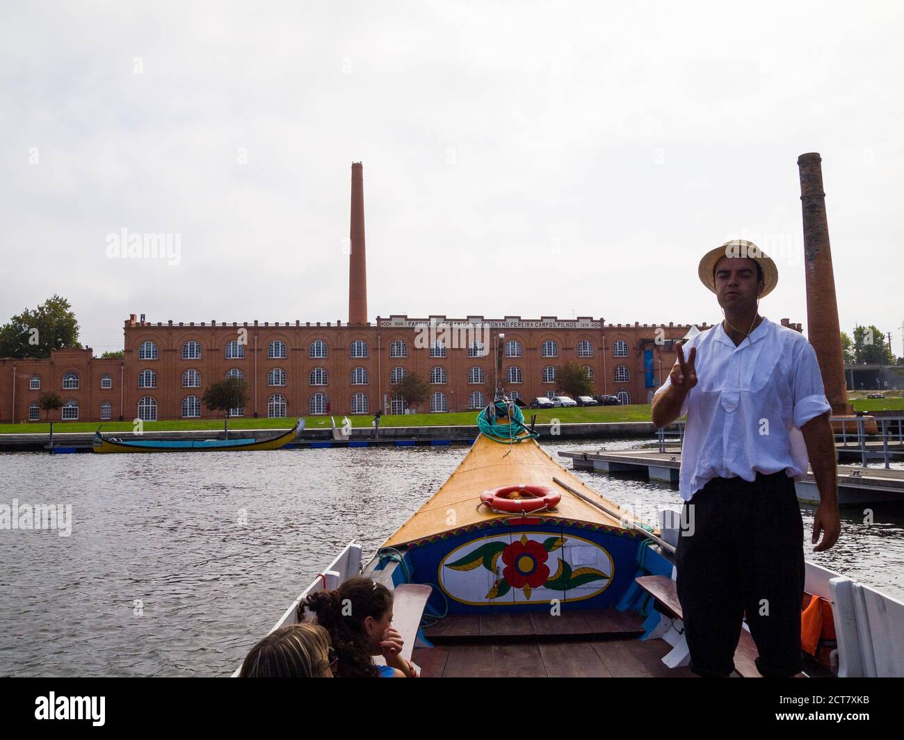 Bateaux touristiques traditionnels de Moliceiros et usine de céramique de Jeronymo Pereira Campos Filhos à Aveiro, Portugal Banque D'Images