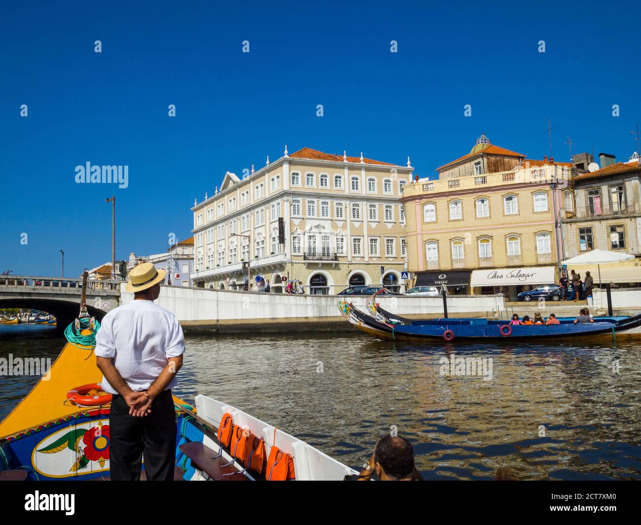 Bateau touristique traditionnel Moliceiro sur le canal de Sao Roque, Aveiro, Portugal Banque D'Images