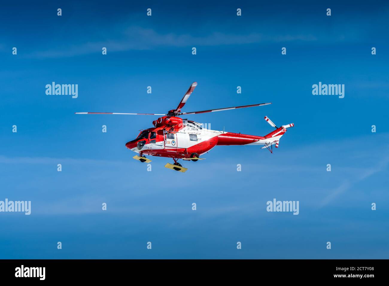 Hélicoptère rouge et blanc, équipe de sauvetage ou équipage survolant Kasprowy Wierch et Swinica dans les montagnes High Tatra, fournissant un service de sauvetage, Pologne Banque D'Images