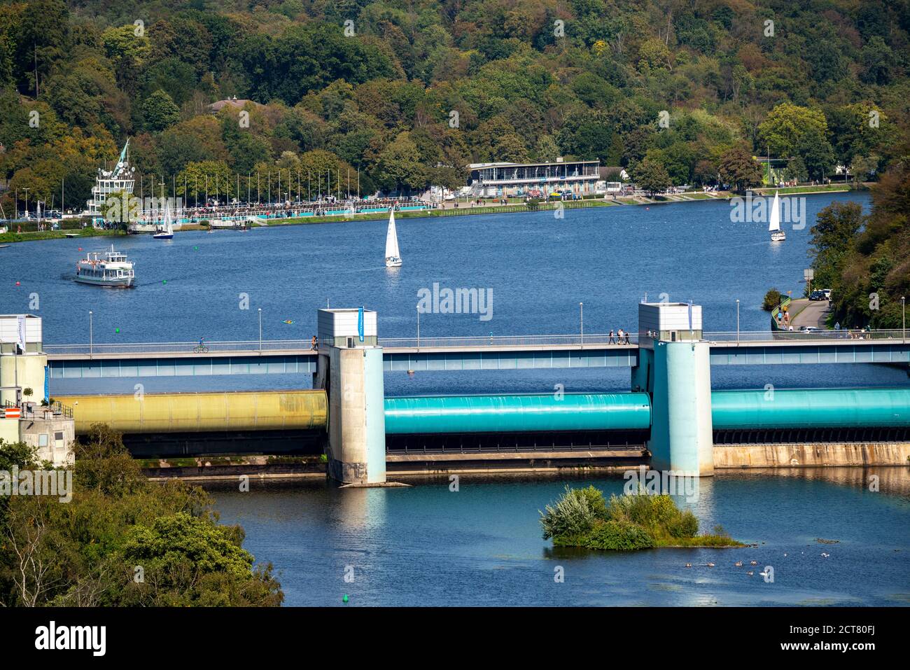 Le Baldeneysee, un réservoir de Ruhr, barrage, avec centrale hydroélectrique, derrière la tour de régate avec les tribunes, bateau d'excursion de la flotte blanche Banque D'Images