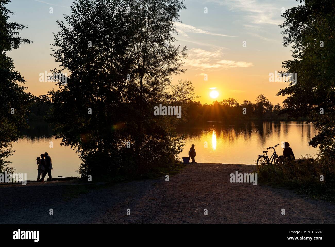 Réserve naturelle de Kirchhuler Heide, lac Heidesee, coucher de soleil, près de Bottrop, NRW, Allemagne Banque D'Images