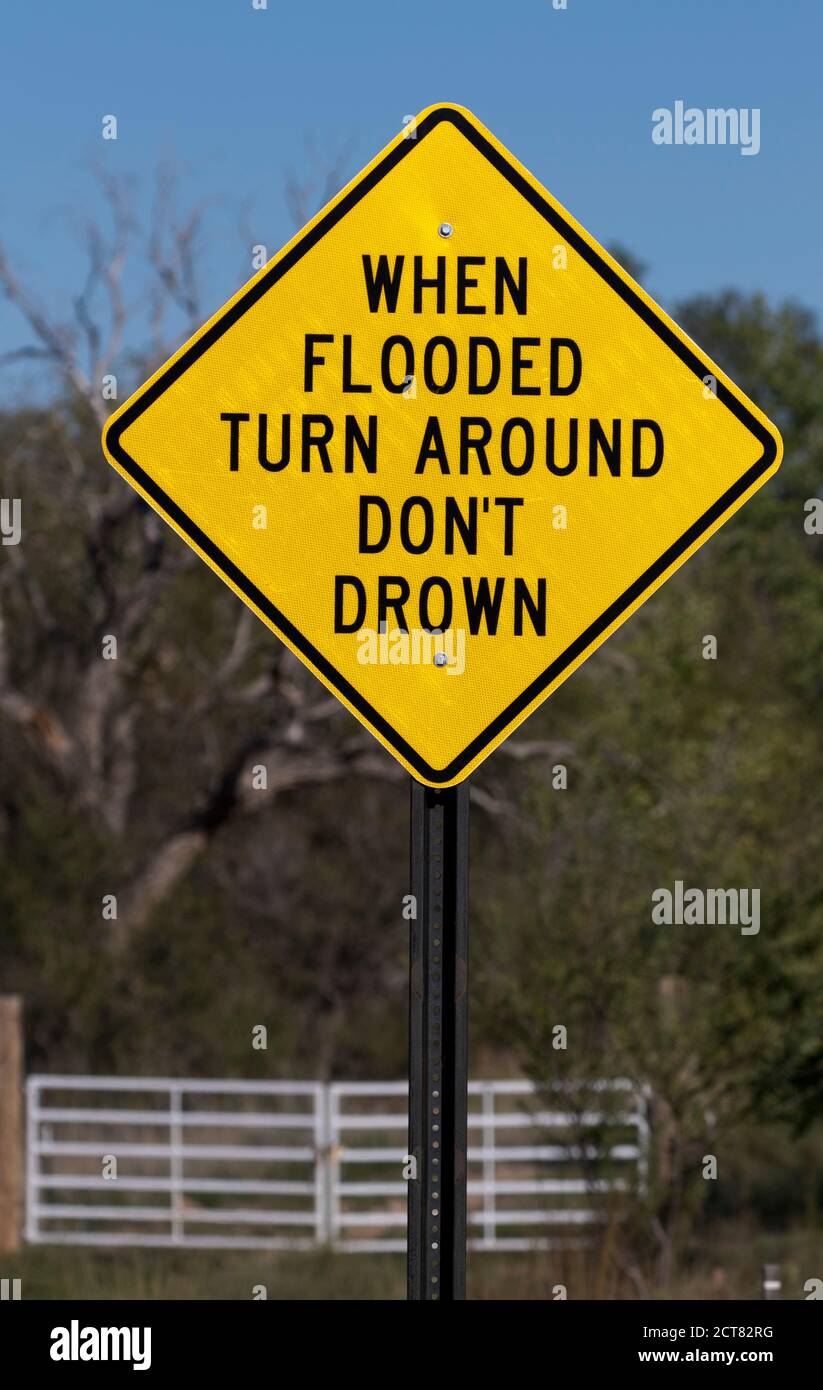 Le panneau d'inondation de flash indique QUAND LES VIRAGES INONDÉS NE PAS NOYÉ Banque D'Images