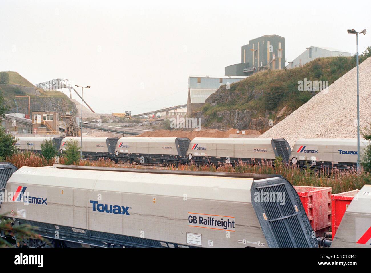 Buxton, Royaume-Uni - 16 septembre 2020 : le chantier ferroviaire et les wagons exploités par GB Railfreight au chantier ferroviaire Peak Dale. Banque D'Images