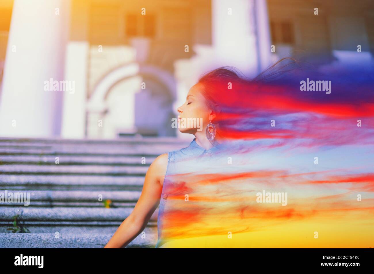 portrait d'art abstrait d'une jeune femme profil de la tête avec les yeux fermés, les cheveux longs sur le coucher du soleil du vent, la santé mentale, la vie d'esprit de puissance, concept de paix intérieure Banque D'Images