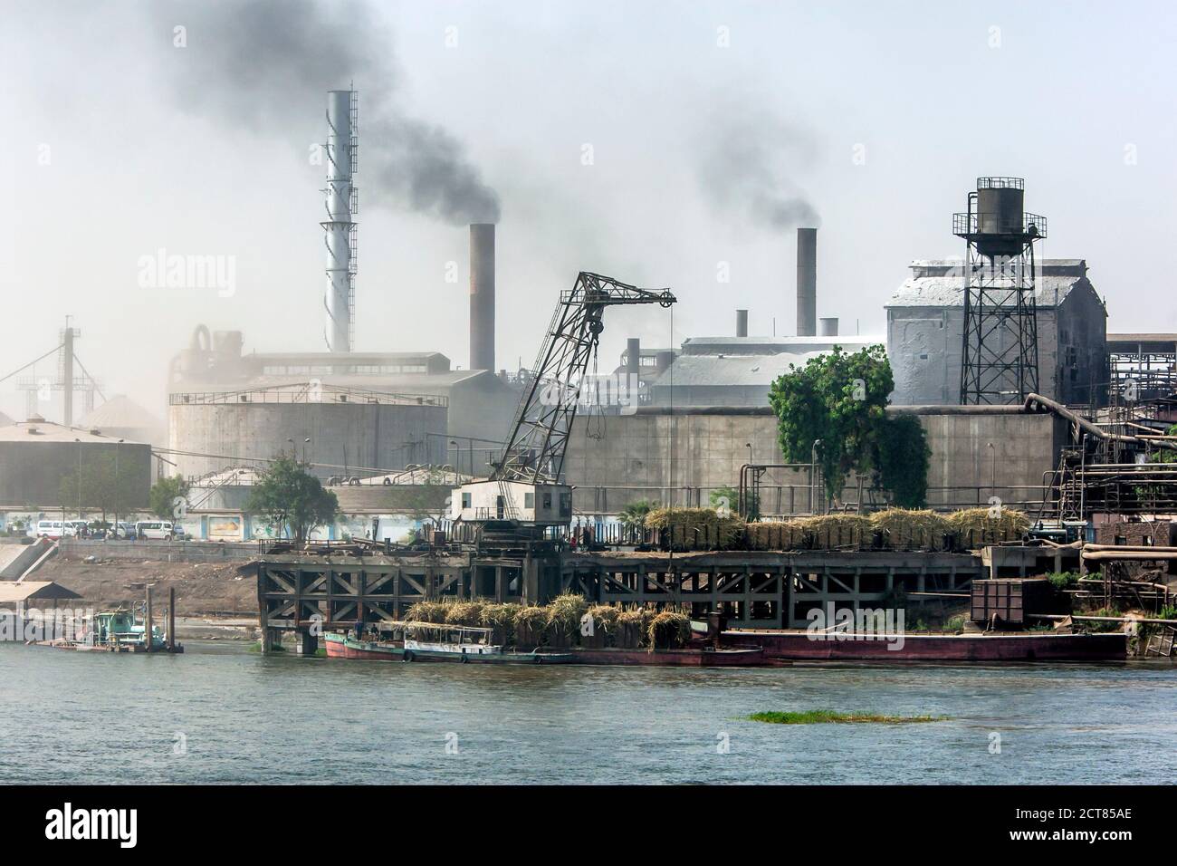 LOUXOR, ÉGYPTE - 16 MARS 2010 : des cheminées d'usines qui bordent la rive du Nil au sud de Louxor en Égypte. Po Banque D'Images