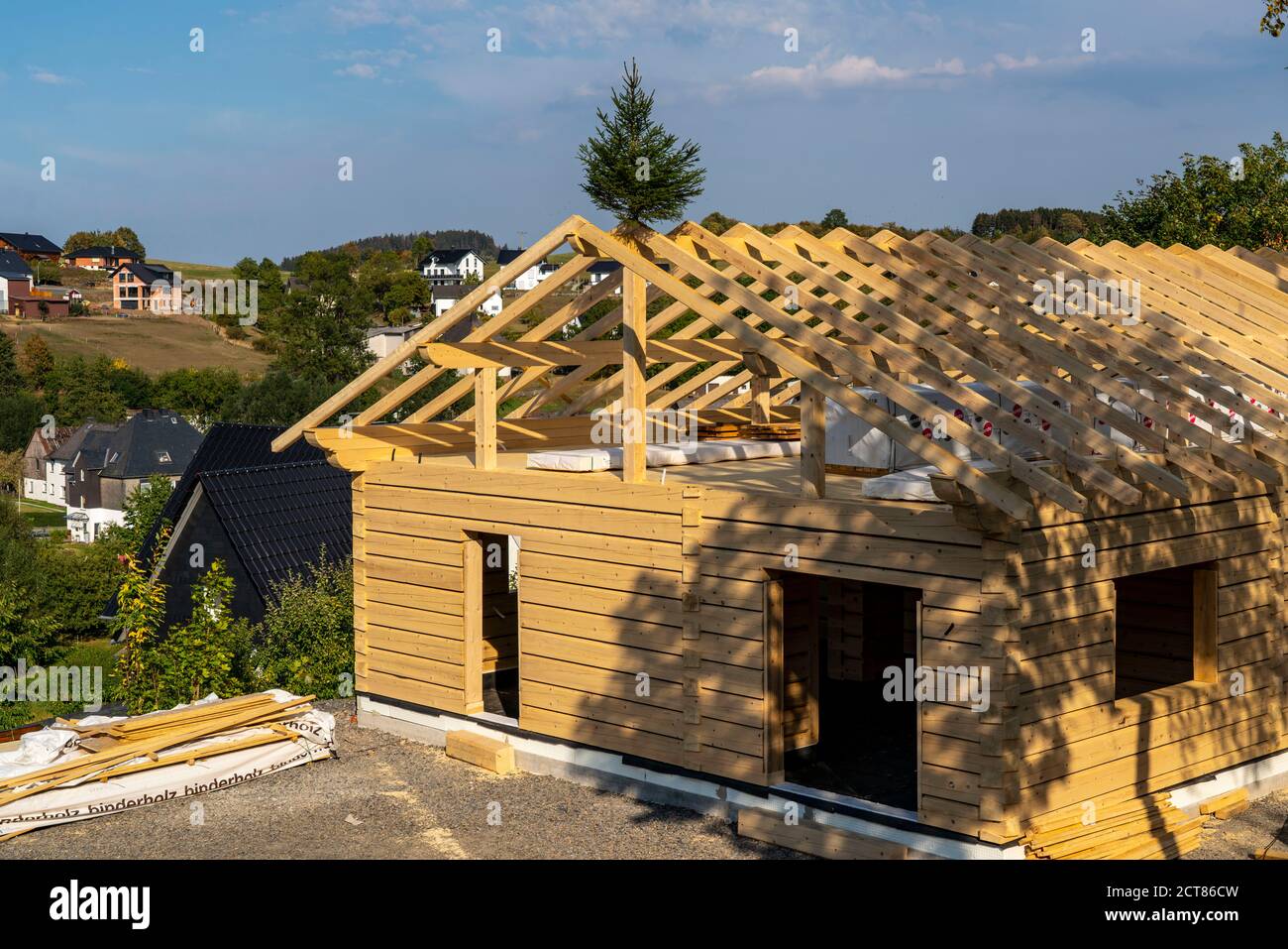 Coquille d'une maison en bois, bâtiment, entièrement en bois, dans le village de Hesborn, Sauerland, NRW, Allemagne Banque D'Images