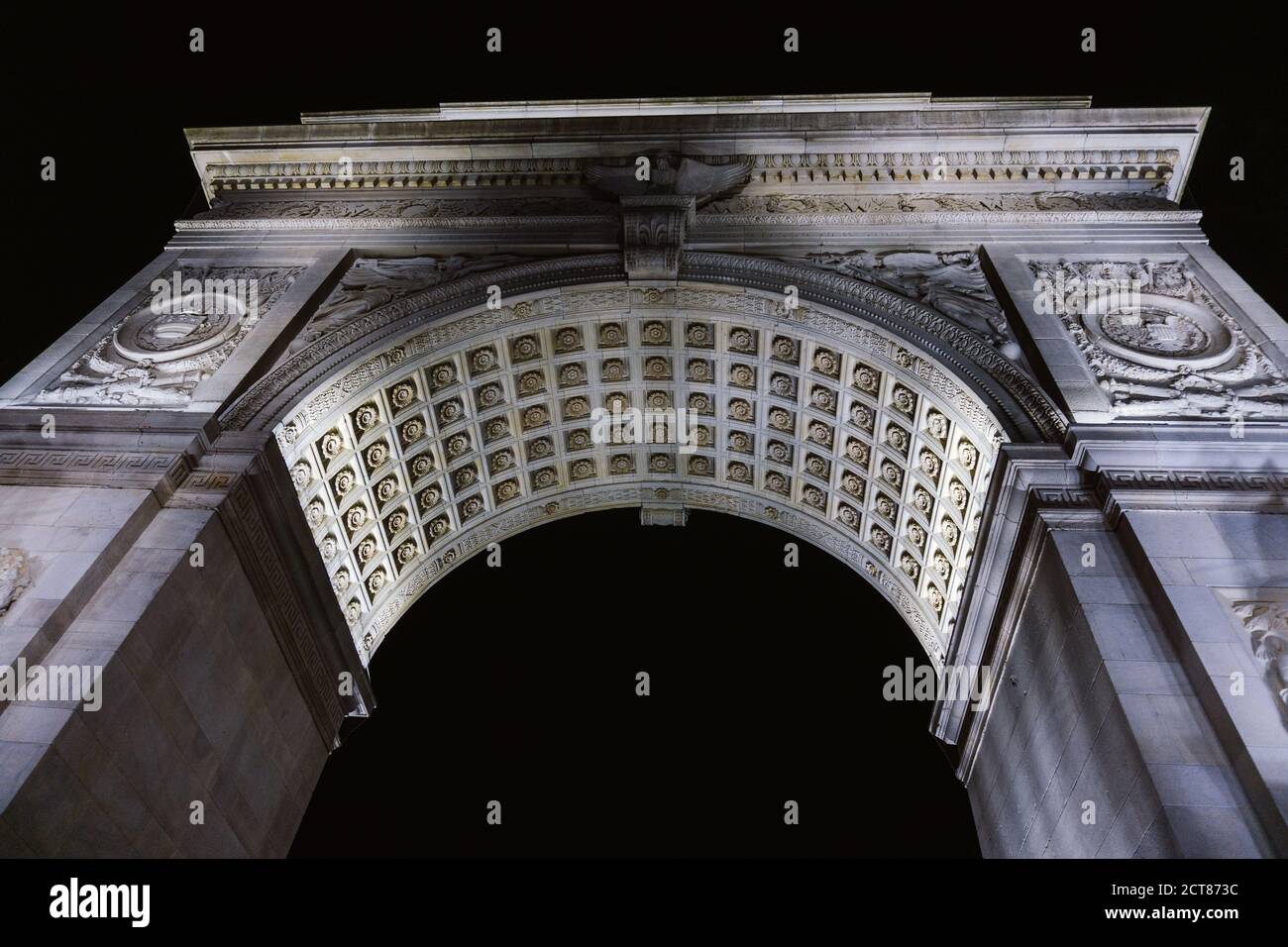 Vue rapprochée de Washington Square Arch au Washington Square Park in New York pendant la nuit Banque D'Images