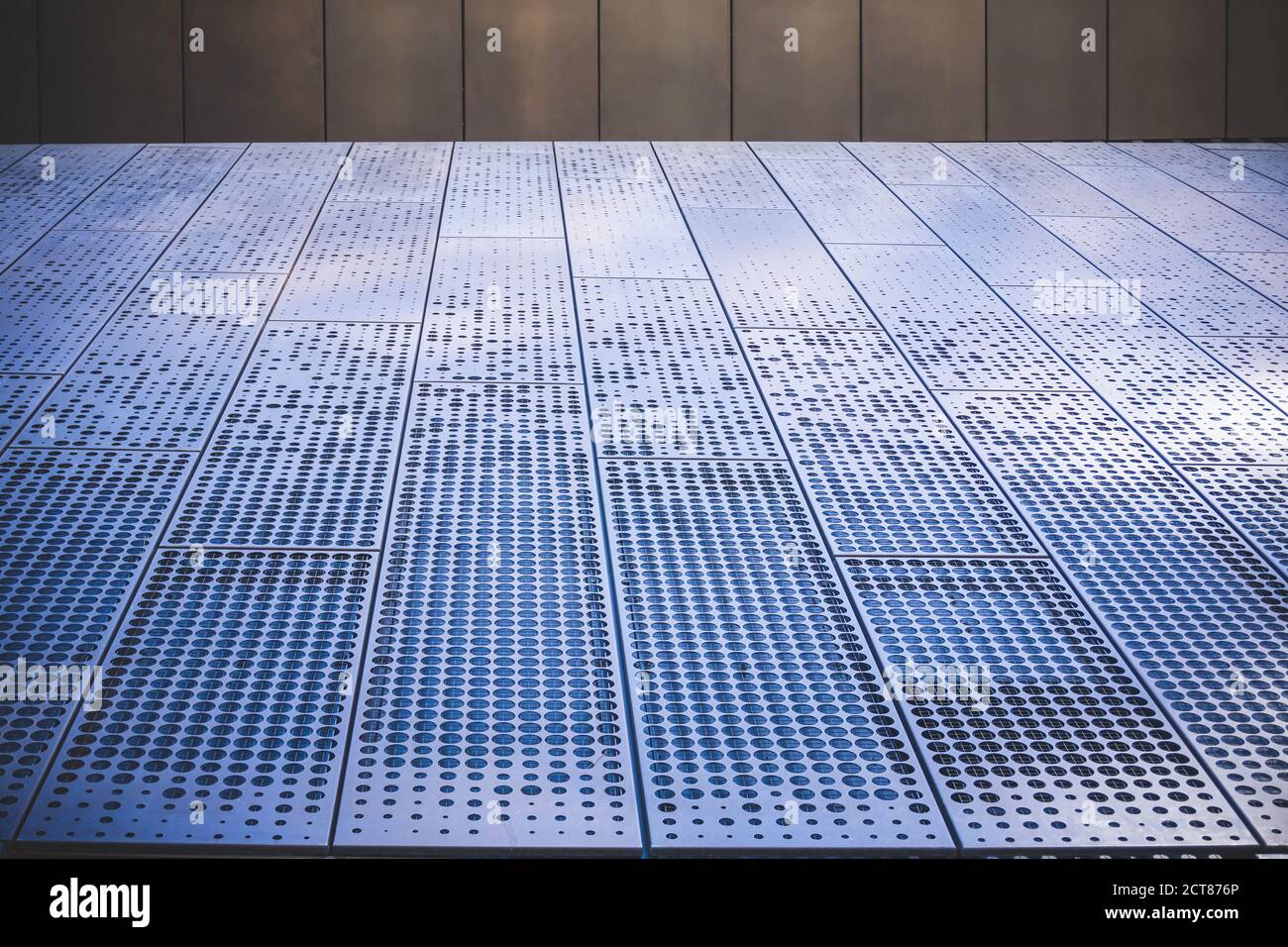 Surface métallique avec trous ronds de différentes tailles pour l'aération. Diminution de la perspective de la plaque métallique texturée Banque D'Images