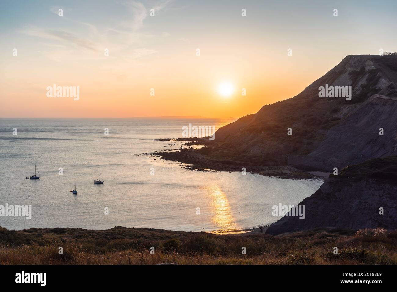 Coucher de soleil sur la piscine Chapman's Pool sur l'île de Purbeck à Dorset, Angleterre, Royaume-Uni Banque D'Images