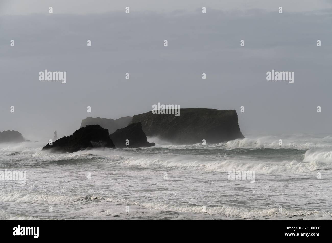 Vagues puissantes et vents d'ouragans sur la côte de l'Oregon Banque D'Images
