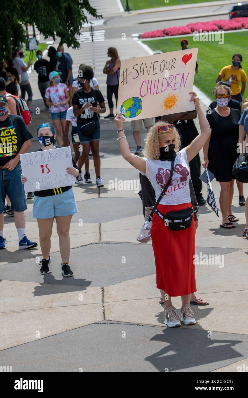 St. Paul, Minnesota. 22 août 2020. La marche des jeunes et le rassemblement pour mettre fin à la violence. Une femme protestant tenant un signe sauver nos enfants Banque D'Images