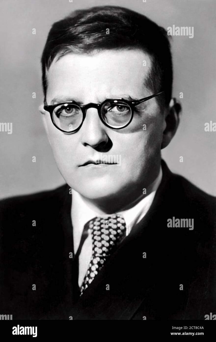 1945 CA, RUSSIE : le célèbre compositeur et pianiste russe DMITRI CHOSTAKOVITCH ( 1906 - 1975 ). Photographe inconnu . - DMITRY Dmitrij Dmitrievic Šostakovic - Prokofieff - COMPOSITORE - MUSICISTA - OPERA LIRICA - MUSICA CLASSICA - classique - cravatta - occhiali da vista - lentille --- Archivio GBB Banque D'Images