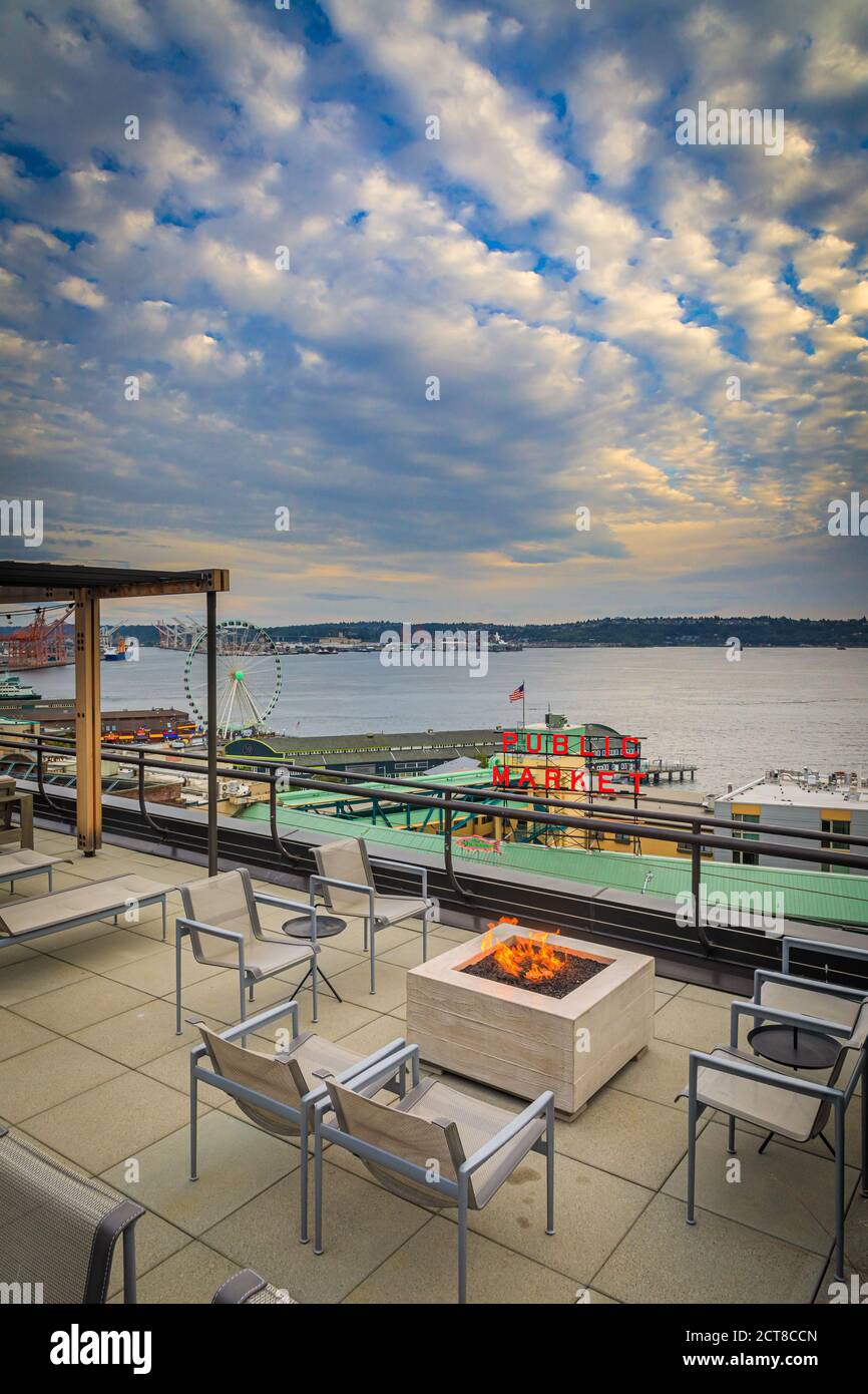 Vue depuis le bar sur le toit de l'hôtel The Inn at the Market Hotel à Seattle, Washington Banque D'Images