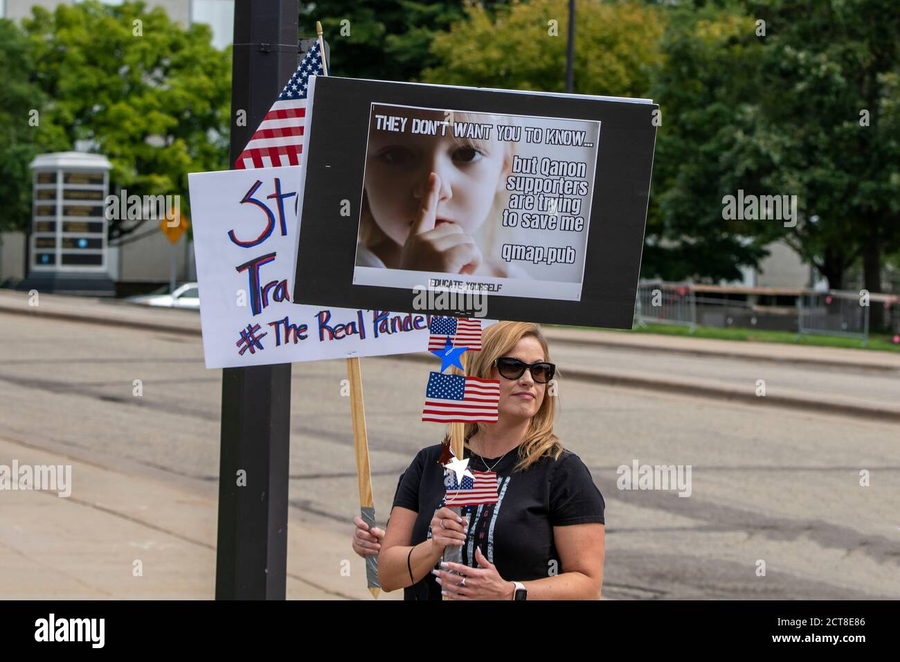 St. Paul, Minnesota. 22 août 2020. Sauver nos enfants protestent. Des manifestants tiennent des panneaux. Banque D'Images