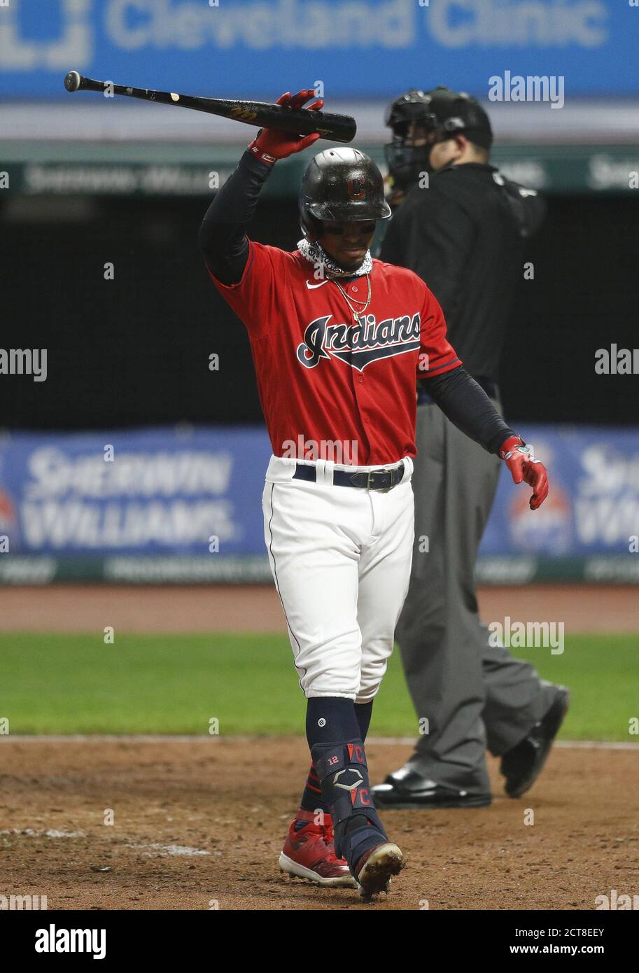 Cleveland, États-Unis. 21 septembre 2020. Cleveland Indians Francisco Lindor (12 ans) laisse tomber sa chauve-souris après avoir pris le troisième repas contre le Chicago White Sox au progressive Field à Cleveland, Ohio, le lundi 21 septembre 2020. Photo par Aaron Josefczyk/UPI crédit: UPI/Alay Live News Banque D'Images