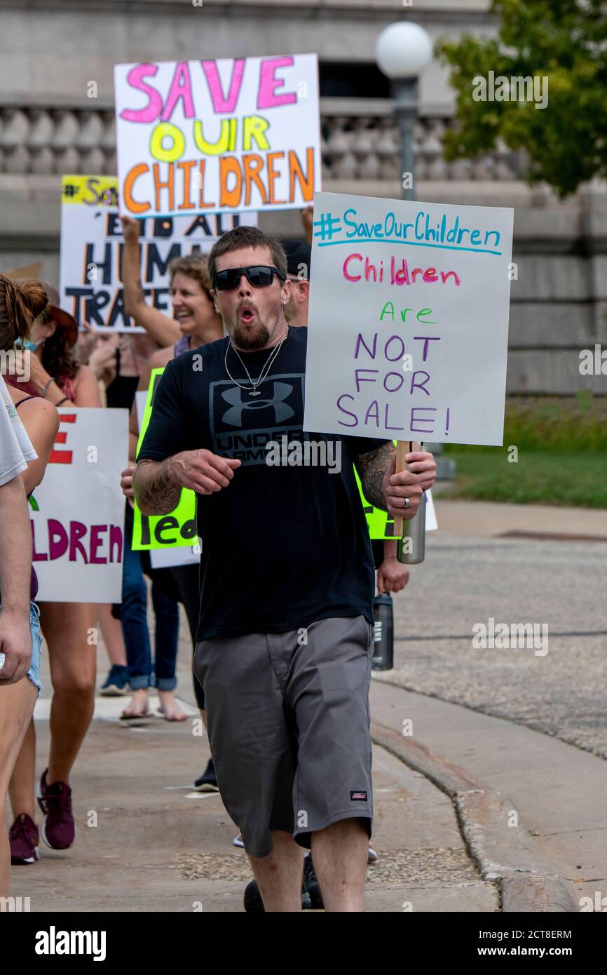 St. Paul, Minnesota. 22 août 2020. Sauver nos enfants protestent. Les manifestants défilent tout en tenant des panneaux pour sauver nos enfants. Banque D'Images