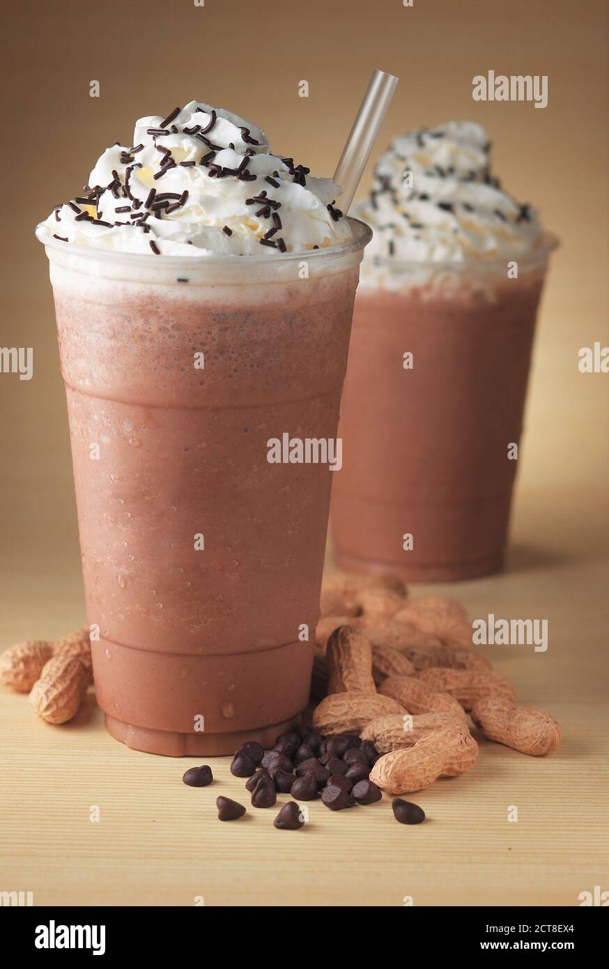 frappuccino glacé aux cacahuètes recouvert de crème fouettée Banque D'Images