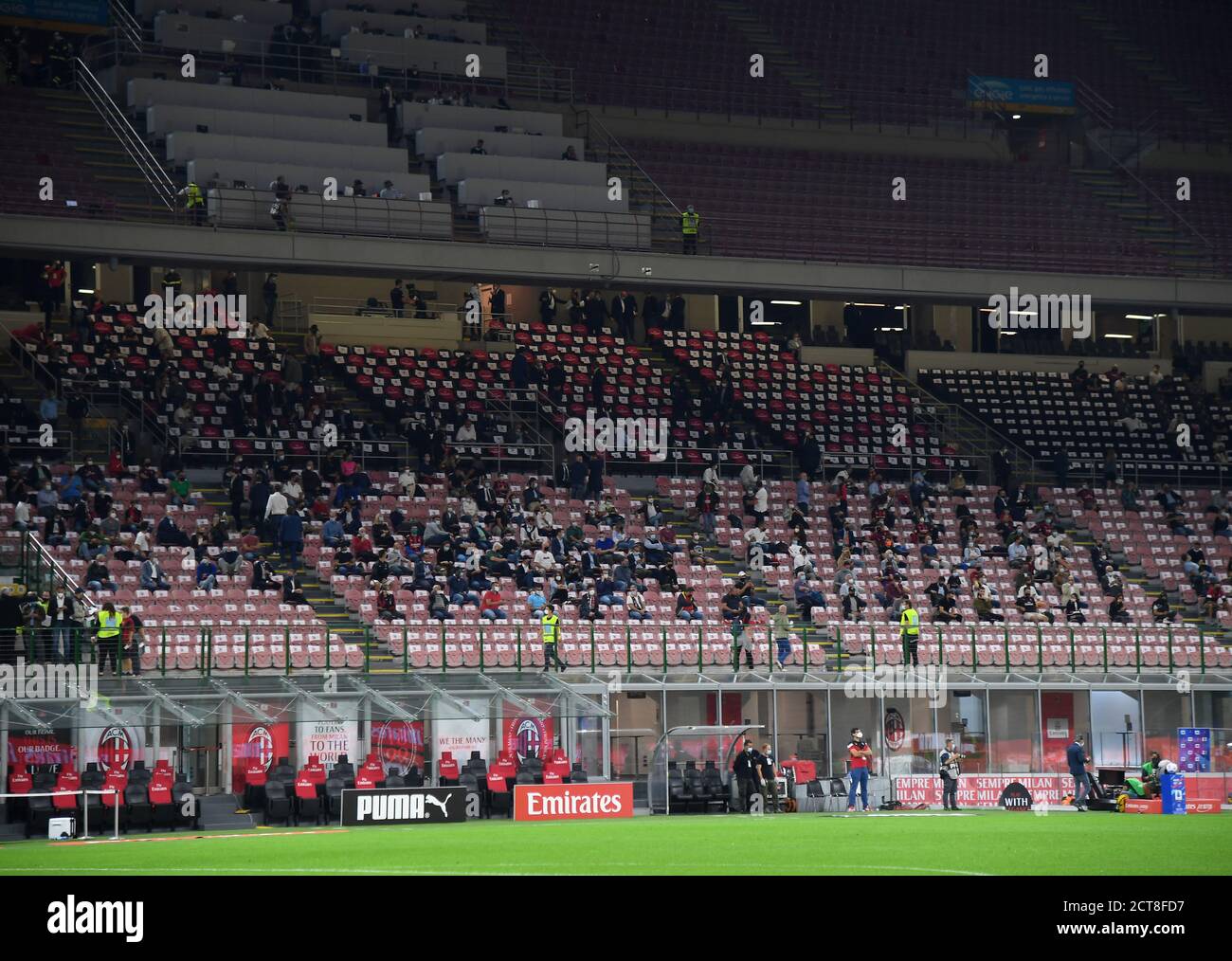 Milan, Italie. 21 septembre 2020. Les supporters attendent le match avant une série UN match de football entre l'AC Milan et Bologne à Milan, Italie, 21 septembre 2020. Crédit: Alberto Lingria/Xinhua/Alay Live News Banque D'Images