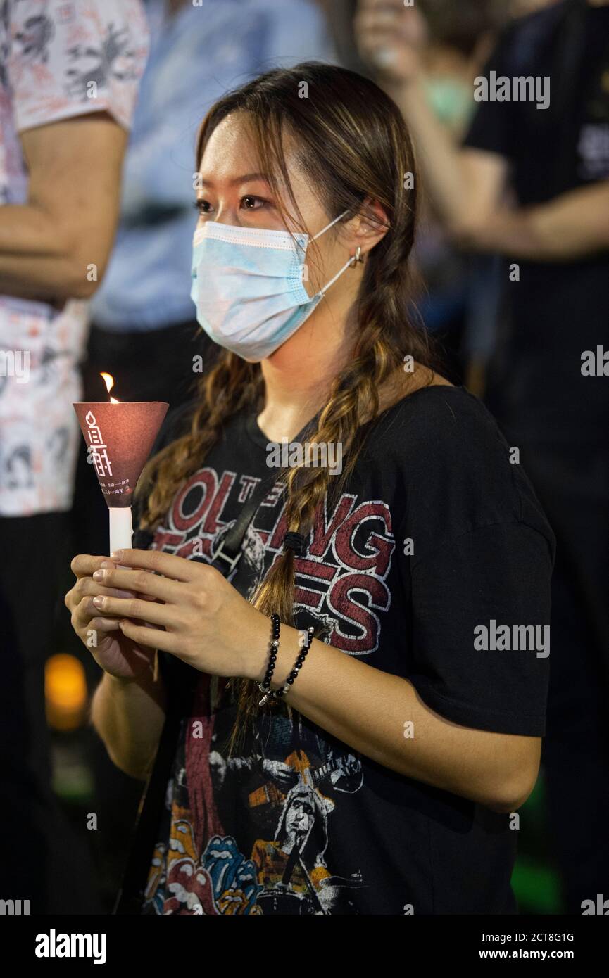 HONG KONG, HONG KONG SAR, CHINE : 4 JUIN 2020. Les foules se rassemblent dans le parc Victoria de Hong Kong pour une veillée pour le 31e anniversaire de la place Tiananmen Banque D'Images HONG KONG, HONG KONG SAR, CHINE : 4 JUIN 2020. Les foules se rassemblent dans le parc Victoria de Hong Kong pour une veillée pour le 31e anniversaire de la place Tiananmen Banque D'Images
