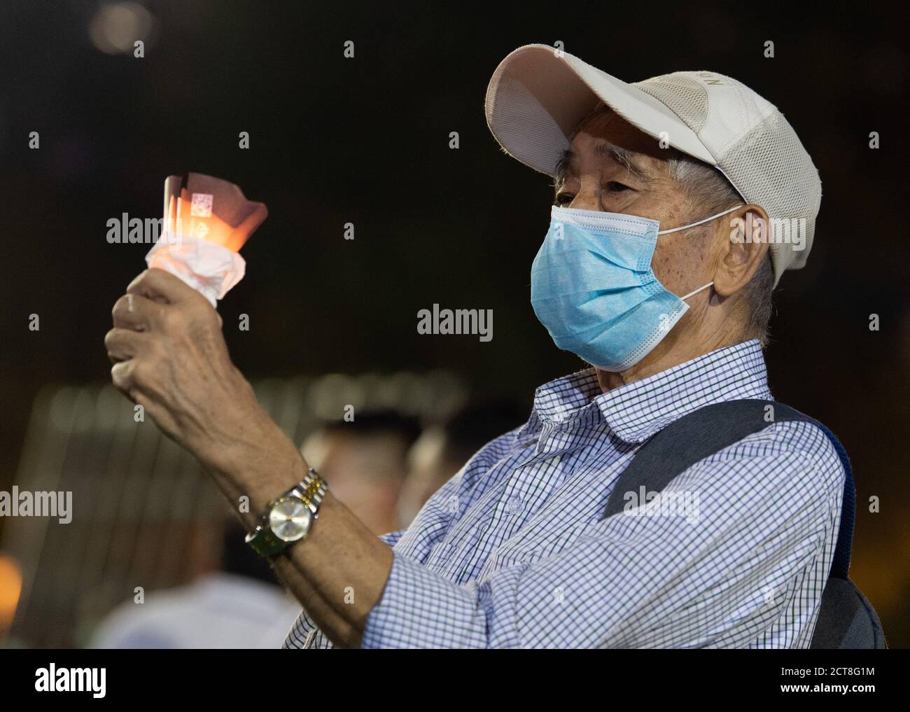 HONG KONG, HONG KONG SAR, CHINE : 4 JUIN 2020. Les foules se rassemblent dans le parc Victoria de Hong Kong pour une veillée pour le 31e anniversaire de la place Tiananmen Banque D'Images HONG KONG, HONG KONG SAR, CHINE : 4 JUIN 2020. Les foules se rassemblent dans le parc Victoria de Hong Kong pour une veillée pour le 31e anniversaire de la place Tiananmen Banque D'Images