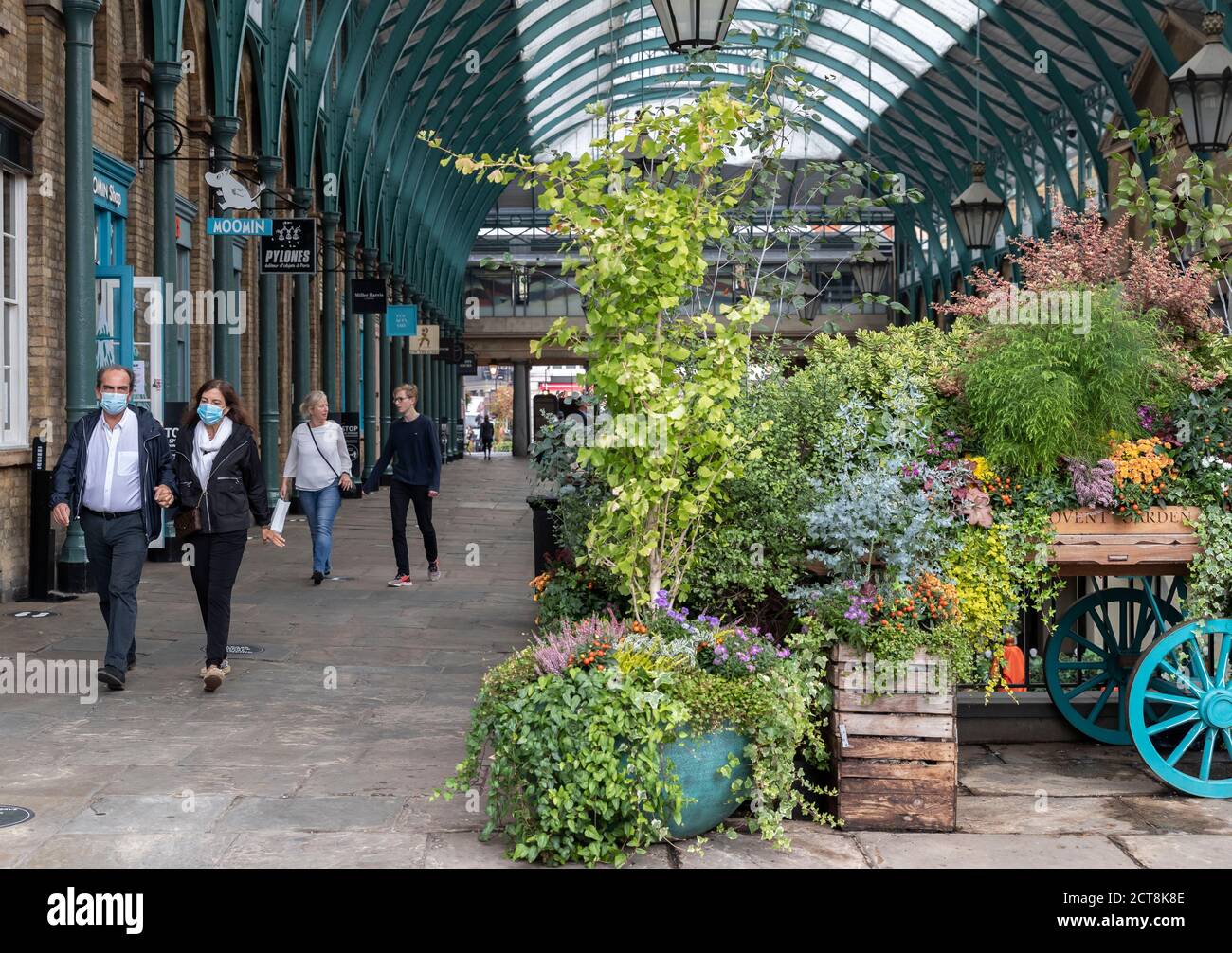 Londres, Grande-Bretagne. 21 septembre 2020. Les gens marchent au Covent Garden à Londres, en Grande-Bretagne, le 21 septembre 2020. Le secrétaire britannique à la Santé, Matt Hancock, a déclaré dimanche que la Grande-Bretagne est confrontée à un « point de basculement » concernant la pandémie du coronavirus et qu'il est possible de faire face à la propagation du virus avec davantage de restrictions. Credit: Han Yan/Xinhua/Alay Live News Banque D'Images