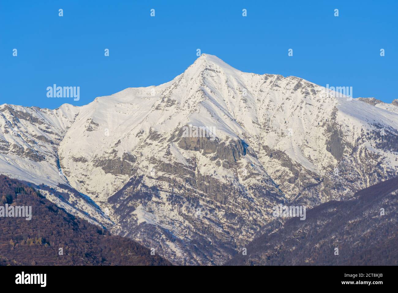 Pic de montagne enneigé avec ciel clair au Tessin, Suisse. Banque D'Images