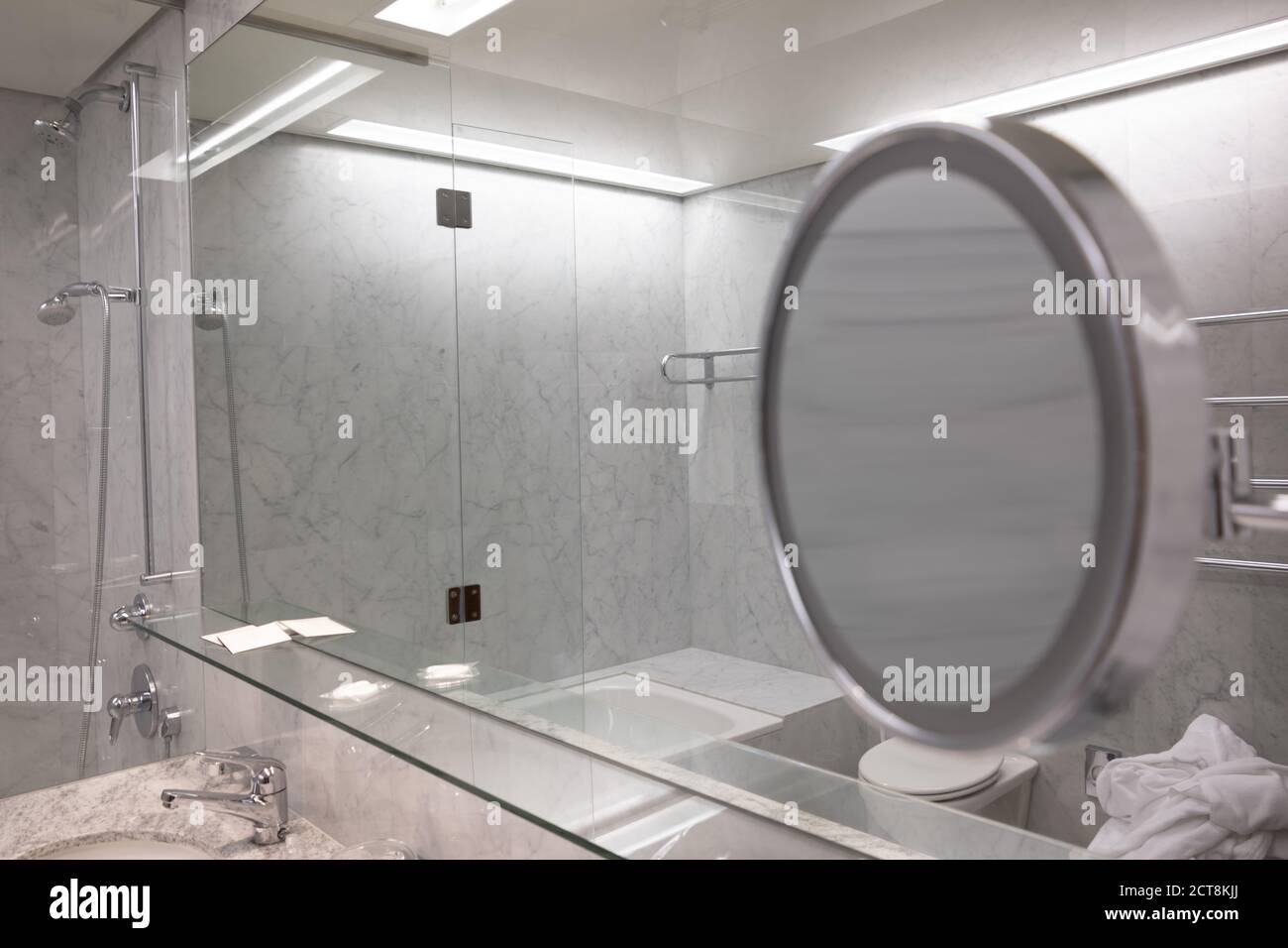 Salle de bains moderne avec miroir. Banque D'Images