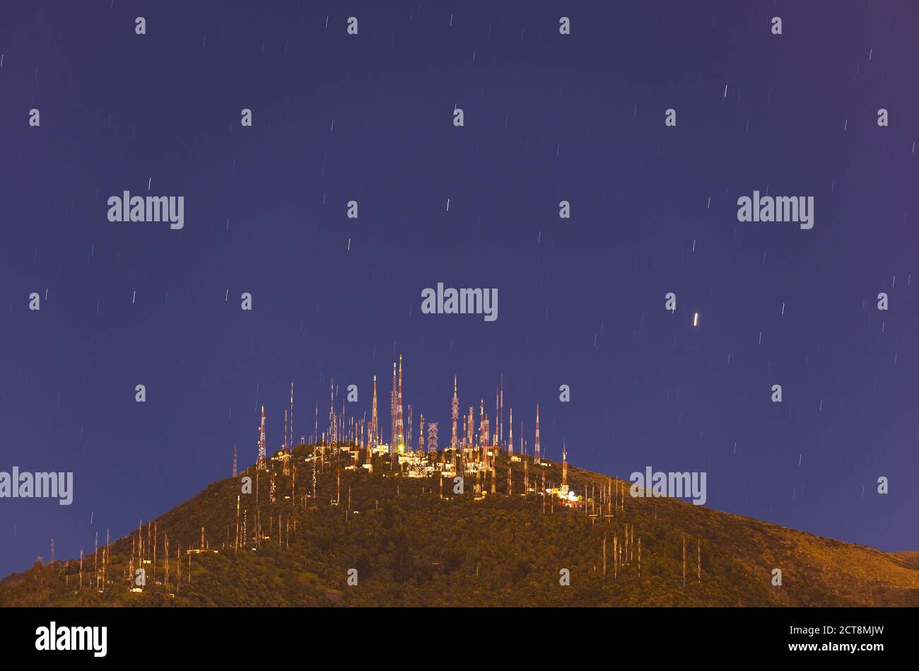 Le volcan Pichincha avec antenne et sentier étoilé la nuit, Quito, Equateur. Banque D'Images
