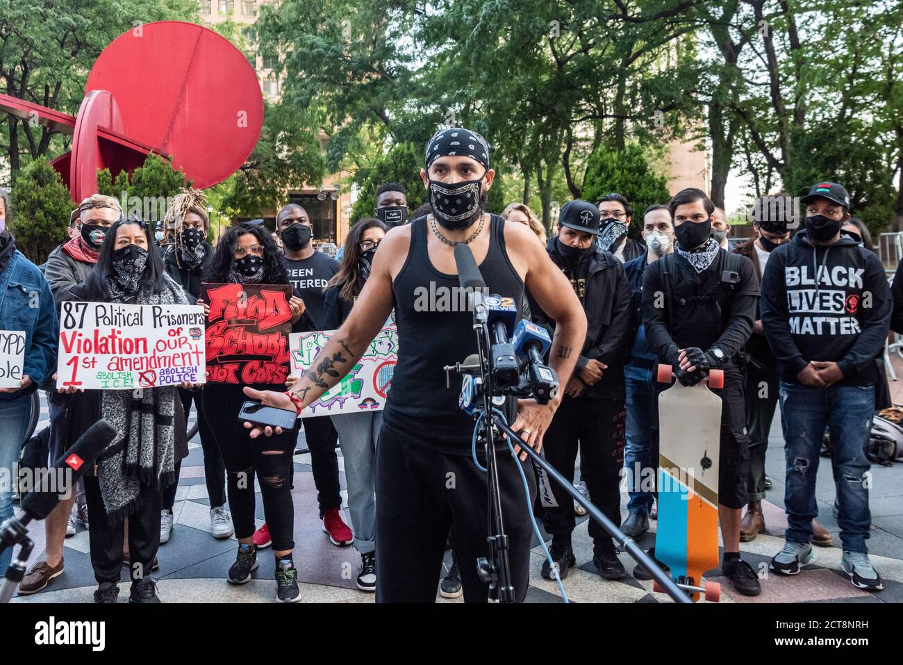 Un groupe de manifestants qui ont été arrêtés à Times Square le samedi 19 septembre 2020, au cours d'une manifestation contre le bureau de l'Immigration et de l'application des douanes, tient une conférence de presse à l'extérieur du 1 place de la police à New York le 21 septembre 2020. Les manifestants accusent le NYPD de brutalités policières, d'arrestations illégales et de traitements injustes pendant leur détention. (Photo de Gabriele Holtermann/Sipa USA) crédit: SIPA USA/Alay Live News Banque D'Images