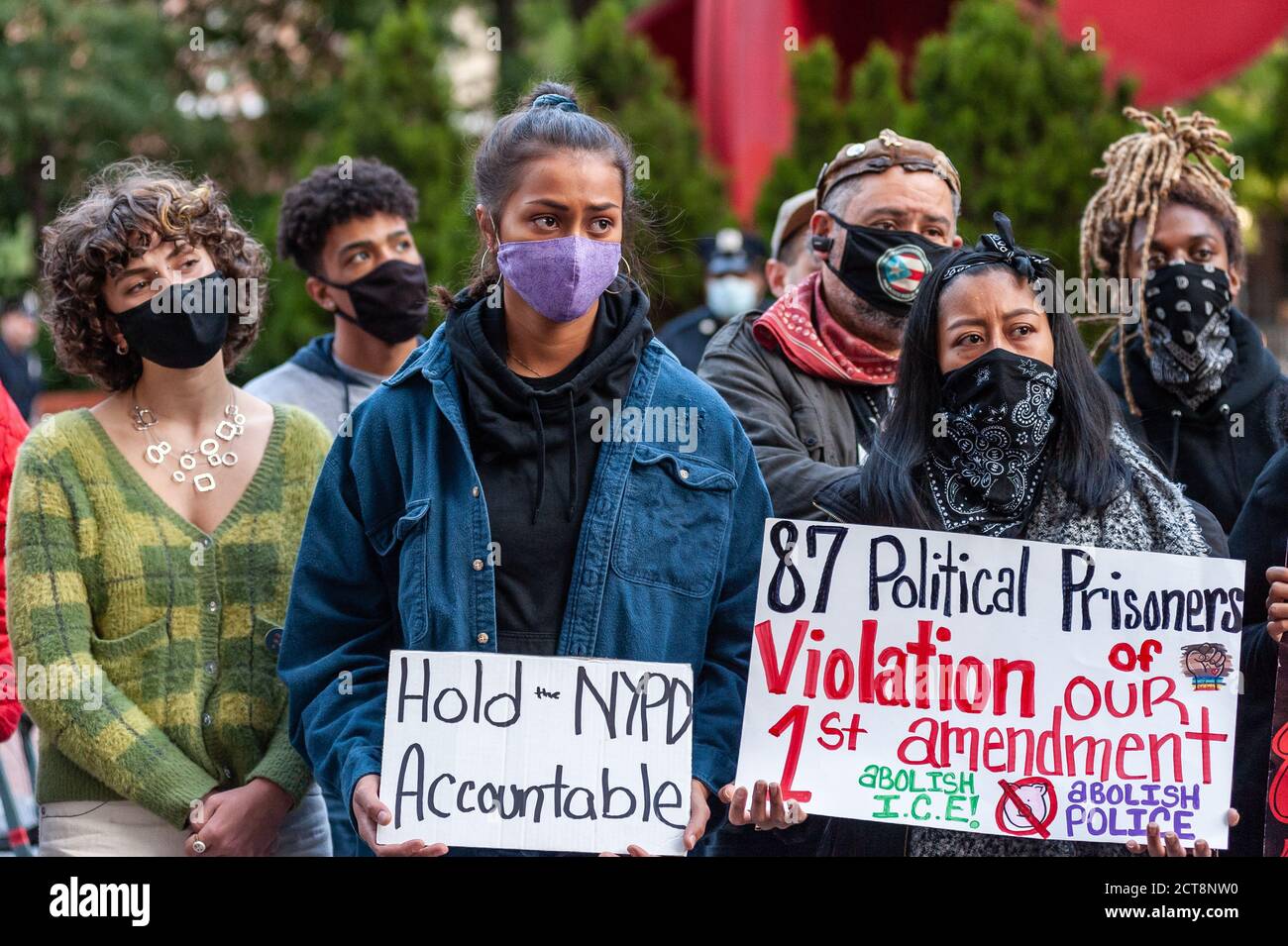 Un groupe de manifestants qui ont été arrêtés à Times Square le samedi 19 septembre 2020, au cours d'une manifestation contre le bureau de l'Immigration et de l'application des douanes, tient une conférence de presse à l'extérieur du 1 place de la police à New York le 21 septembre 2020. Les manifestants accusent le NYPD de brutalités policières, d'arrestations illégales et de traitements injustes pendant leur détention. (Photo de Gabriele Holtermann/Sipa USA) crédit: SIPA USA/Alay Live News Banque D'Images