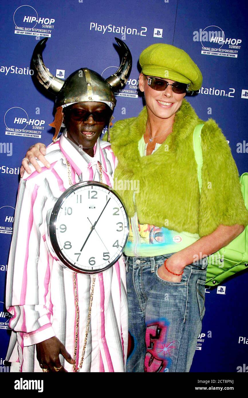 Flavour Flavor et Brigitte Nielsen sur PlayStation 2 et The Hip Hop Summit action Network s'associent pour relever les sondages. Salle de bal Hammerstein, New York. 10/14/2004 crédit: John Barrett/Photolink/MediaPunch Banque D'Images