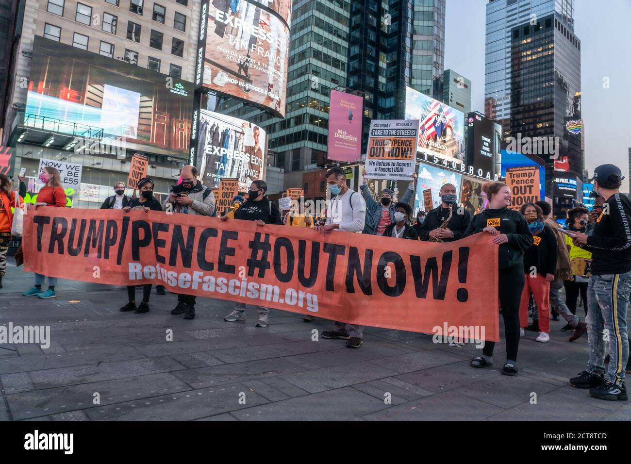 NEW YORK, NY - SEPTEMBRE 21 : des manifestants brandisent des pancartes pour scander « Trump/Pence Out Now » le 21 septembre 2020 à New York. Banque D'Images