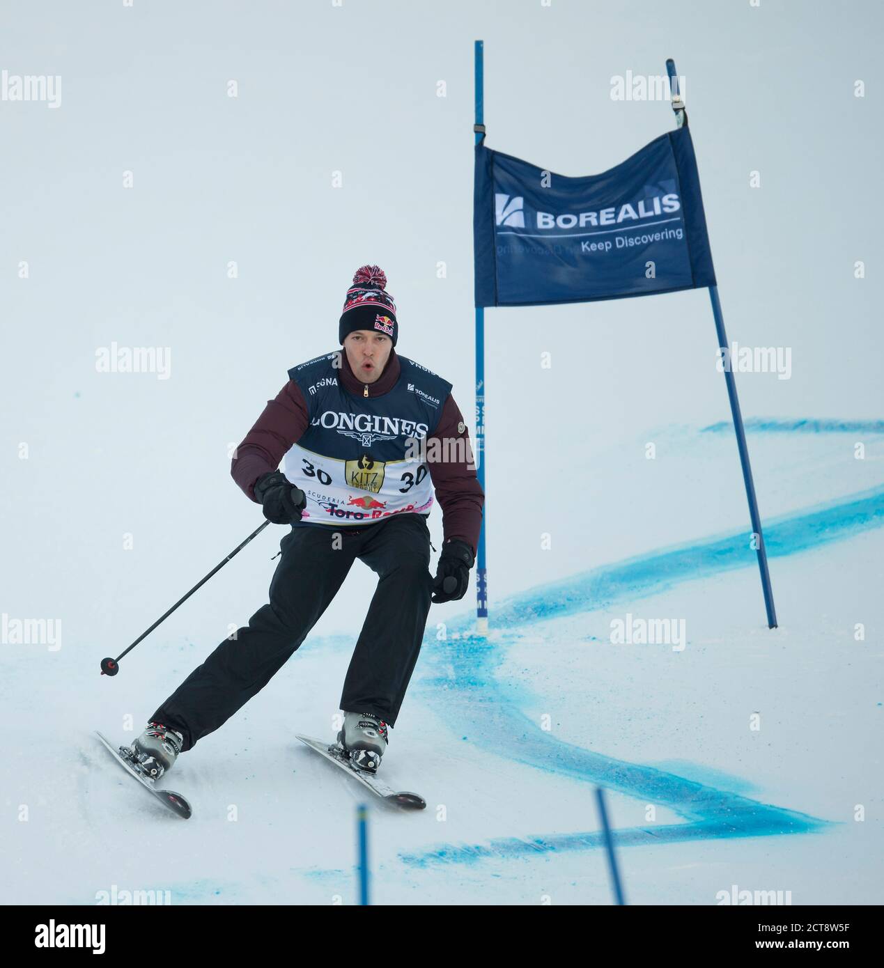 Daniil Kyvaat, pilote de Formule 1, participe à la course de ski de la Charité “Kitz Trophy” à Kitzbuhel, en Autriche. Image : Mark pain / Alamy Banque D'Images