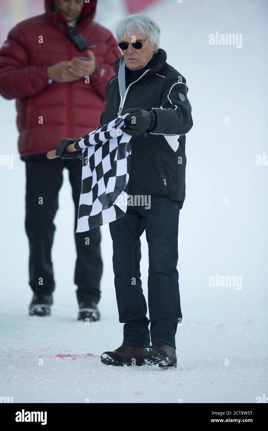 Bernie Ecclestone avec un drapeau à damier dans la course de ski de la Charité “Kitz Trophy” à Kitzbuhel, Autriche. Photo : © Mark pain / Alamy Banque D'Images